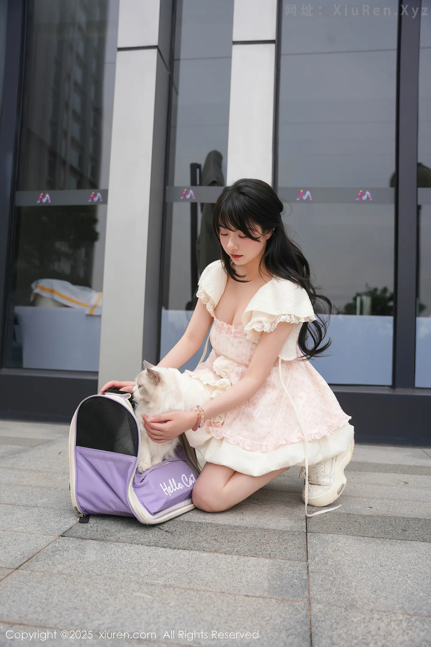 图片[2]-[XiuRen秀人网] VOL.10734 模特软情性感浅色连衣短裙配白色腿袜秀翘臀模特撩人诱惑写真75P-秀人网官方网站